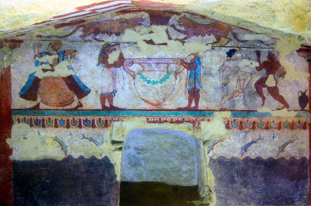 1024px-Tomba_delle_leonesse_-_parete_frontale_del_ripostiglio.jpg
