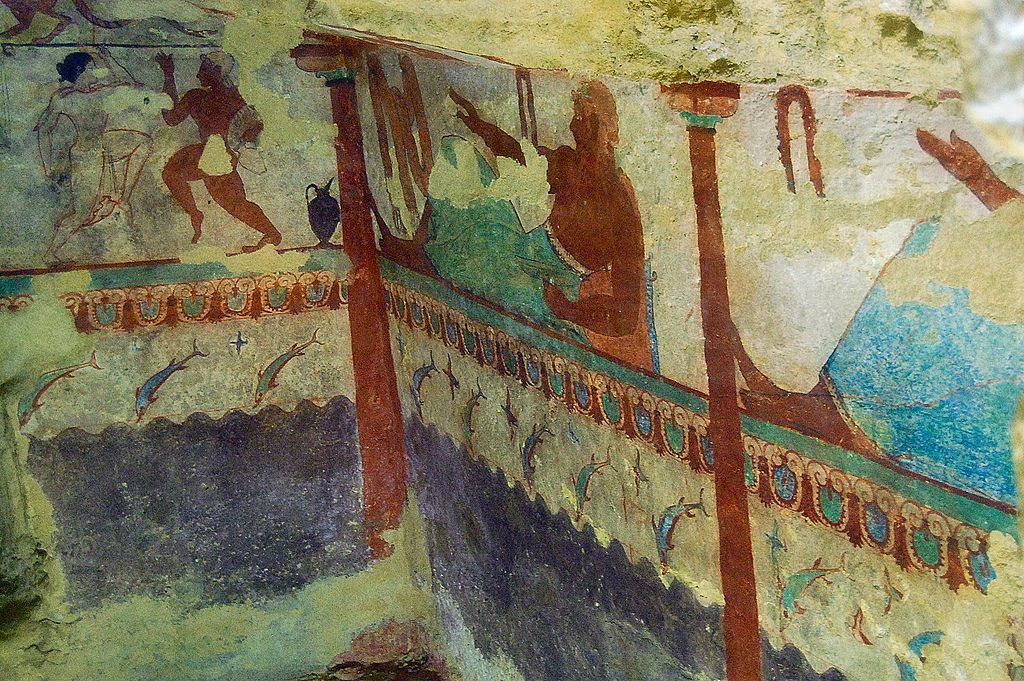 1024px-Tomba_delle_leonesse_parete_destra.jpg