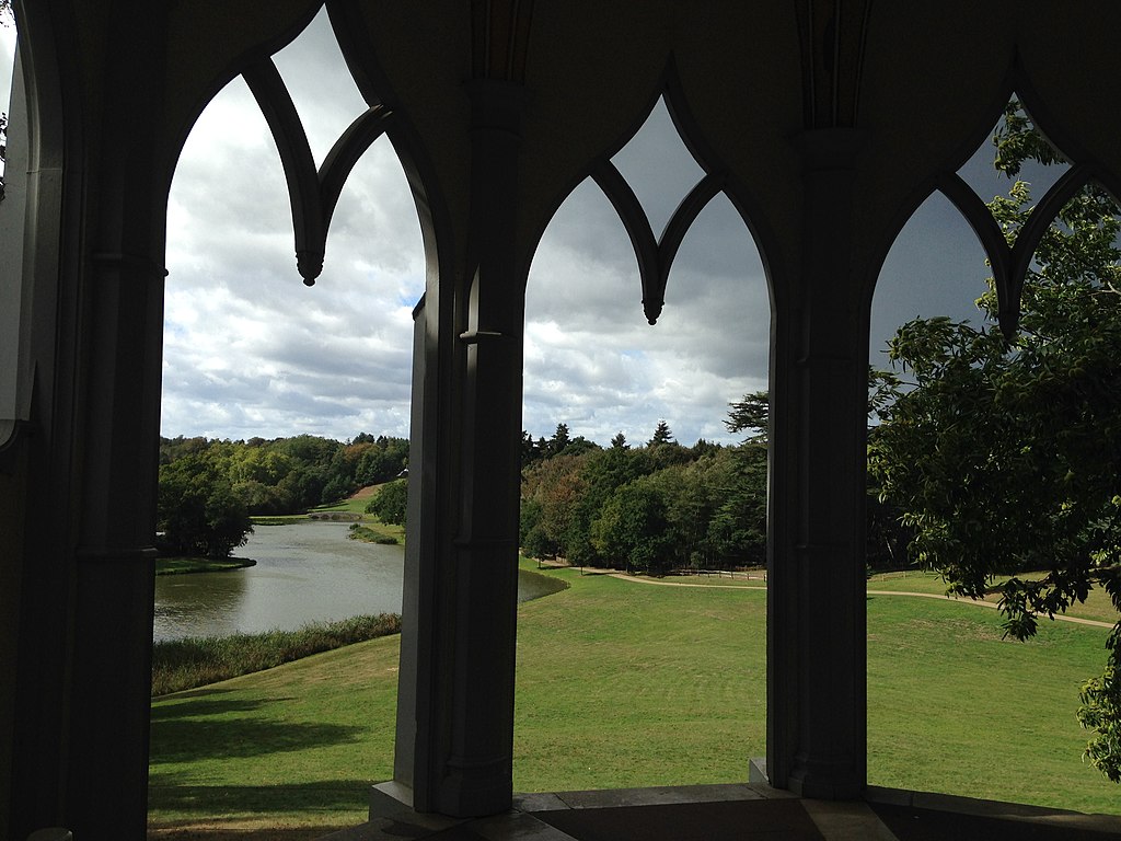1024px-View_across_lake_through_arches_of_Gothic_Temple,_Painshill.jpg
