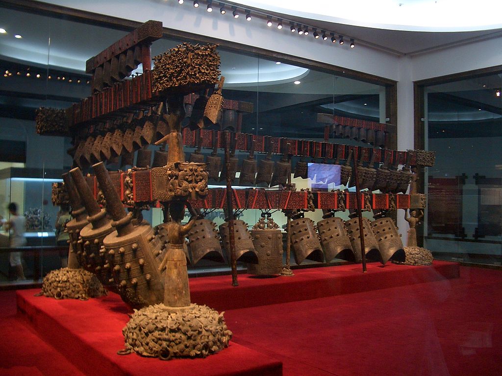 1024px-VM_4732_Hubei_Provincial_Museum_-_bianzhong_set.jpg