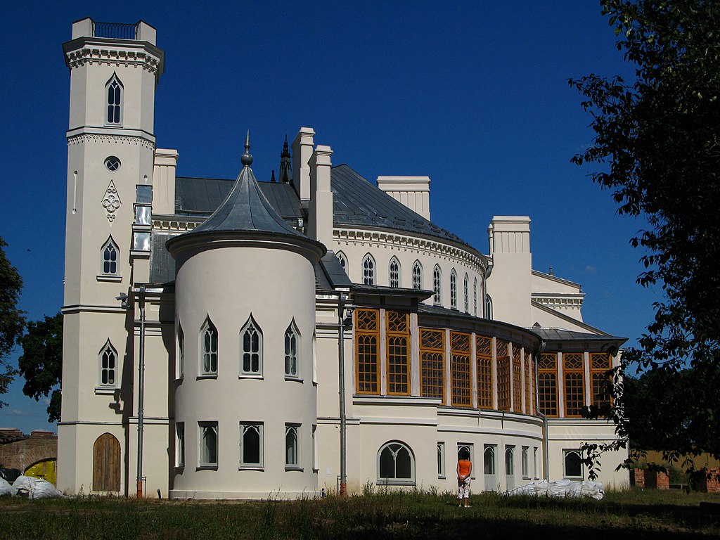 1024px-Zespół_pałacowy_1823-1843_Patrykozy_05_JoannaPyka.jpg