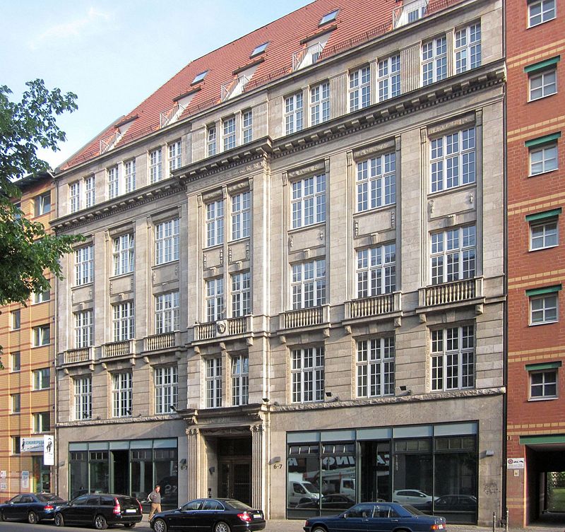 12 800px-Berlin,_Kreuzberg,_Kochstrasse_6-7,_Haus_Merkur.jpg