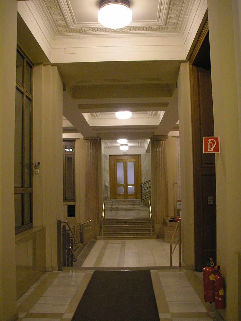 12 800px-Creditanstalt_Vienna_0058.jpg