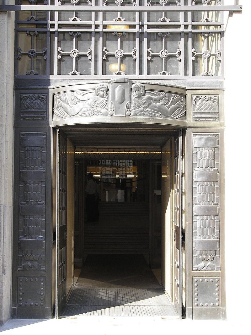 12 800px-Creditanstalt_Vienna_June_2006_527.jpg
