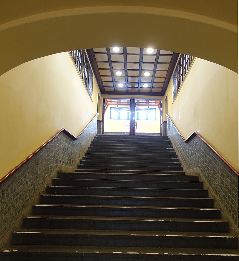 12 U-Bahnhof_Dahlem_Dorf_Treppe.jpg