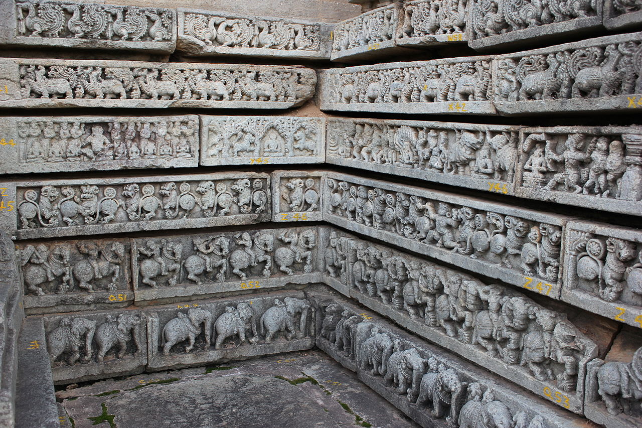 1234 чалукьяMolding_frieze_articulation_on_outer_wall_in_the_Mallikarjuna_temple_at_Basaralu.JPG