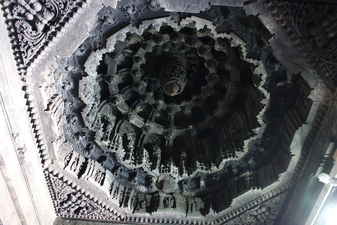 1235Domical_ceiling_in_the_closed_mantapa_of_the_Lakshminarasimha_temple_at_Haranhalli.JPG