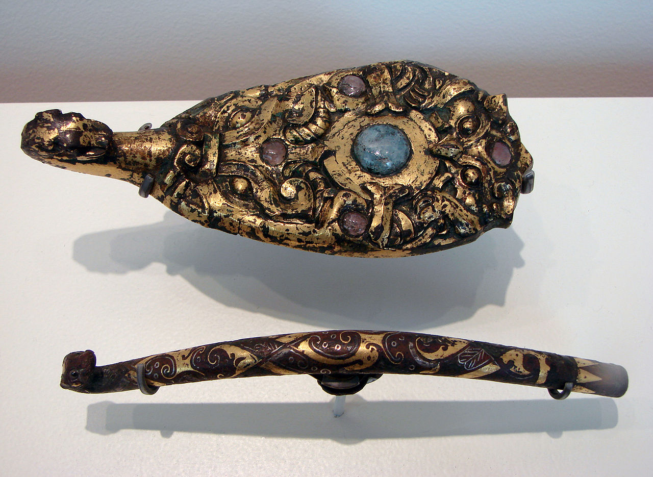 1280px-Agrafes_Chine_Guimet_2910.jpg