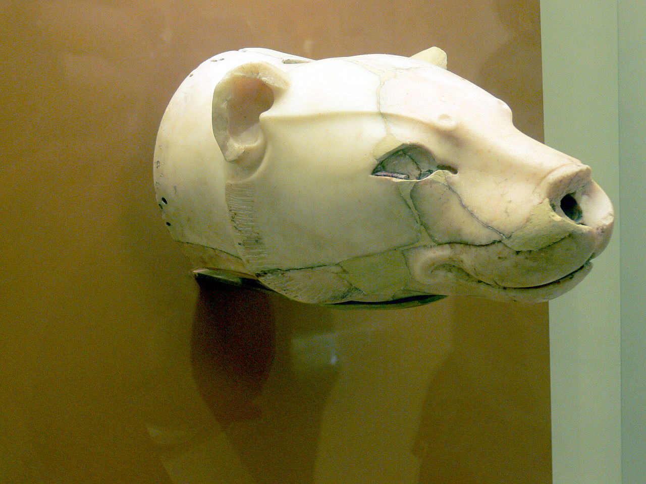 1280px-AMI_-_Rhyton_als_Löwinnenkopf.jpg