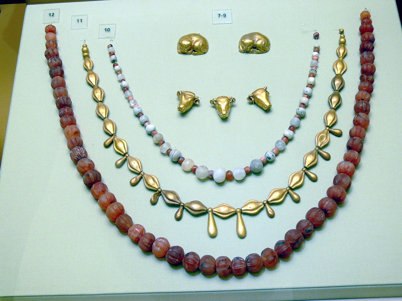1280px-AMI_-_Schmuck_2.jpg