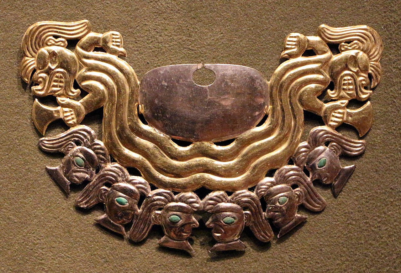 1280px-Ande_centrali,_costa_del_nord,_moche,_ornamento_per_il_naso,_200-850_dc_ca._02.jpg