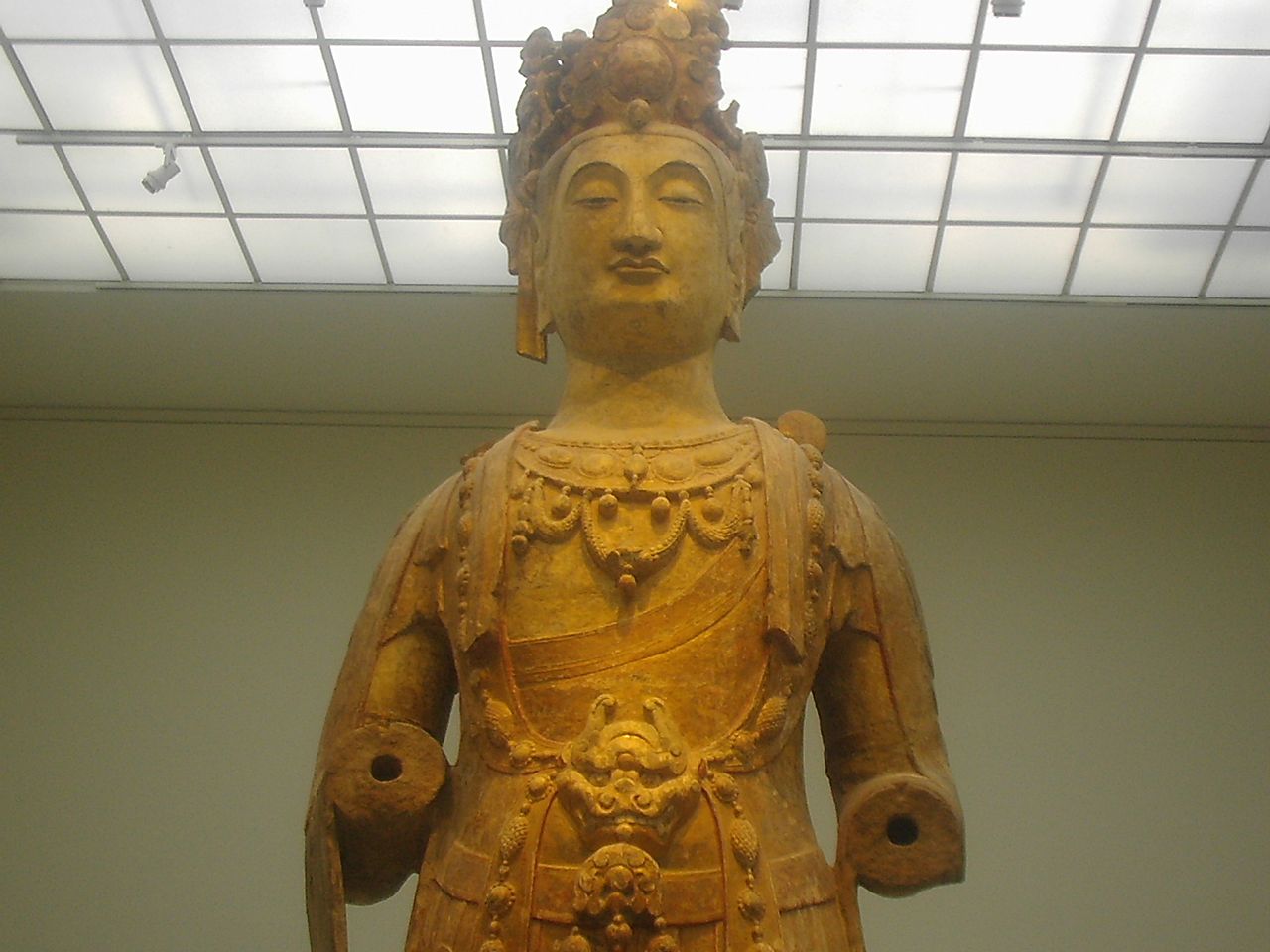 1280px-Bodhisattva,_sandstone_with_polychrome_and_gilt,_Northern_Qi_Dynasty.JPG