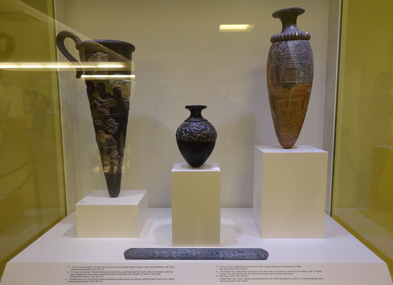 1280px-Boxerrhyton_Schnittervase_Gipfelheiligtumsrhyton_01.jpg