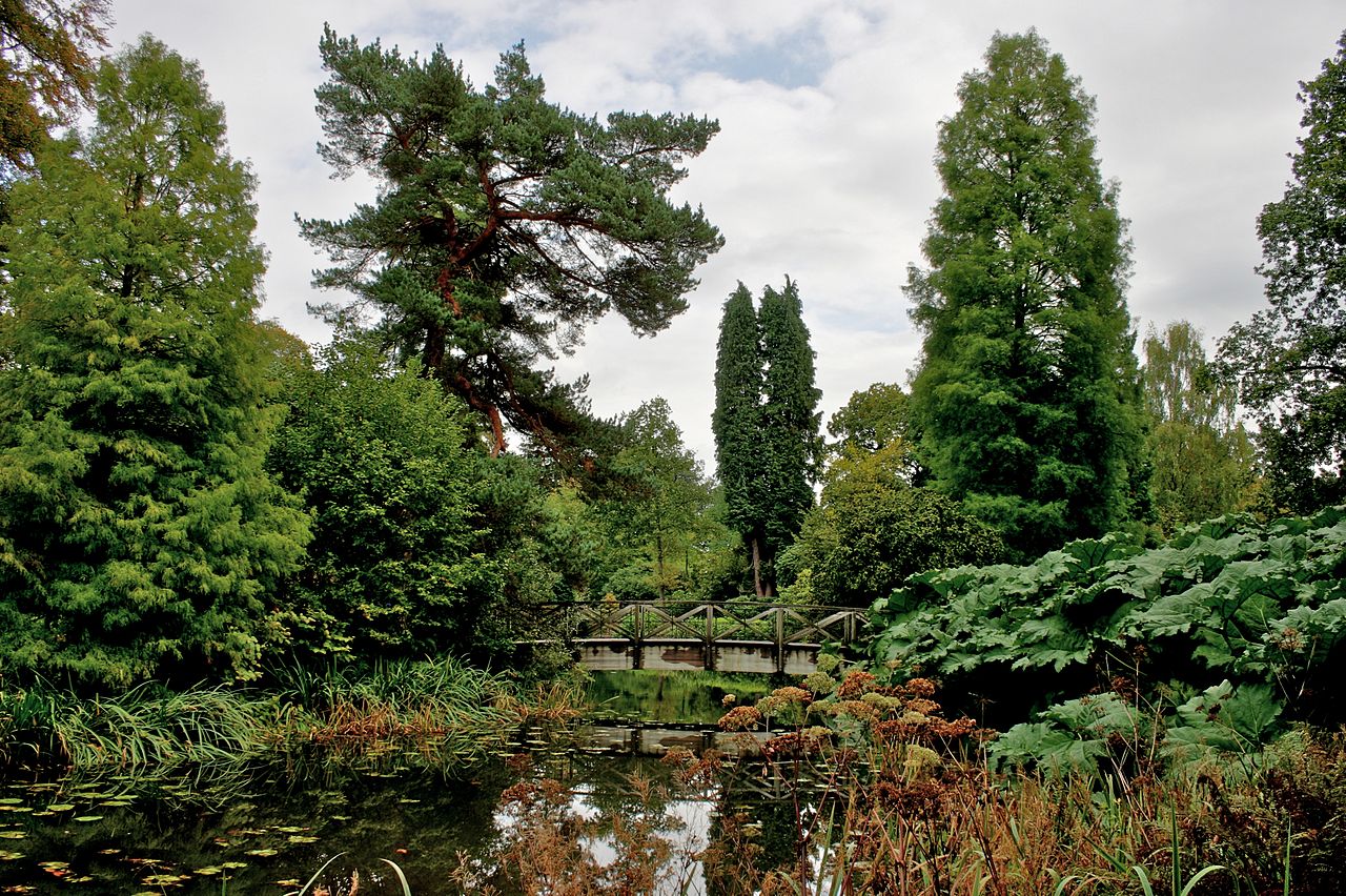 1280px-Bridge_and_pond_at_Tatton_Park.jpg