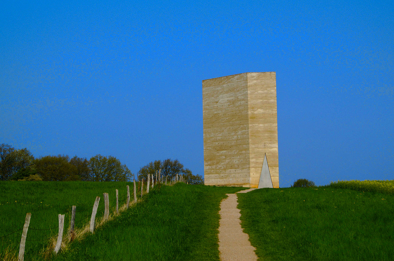 1280px-Bruder-Klaus-Feldkapelle_Wachendorf_2.jpg