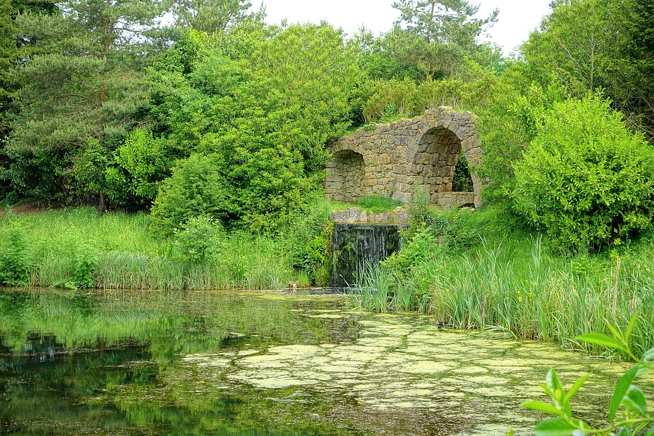 1280px-Cascade_and_artificial_ruins,_Stowe_-_Buckinghamshire,_England_-_DSC06890.jpg