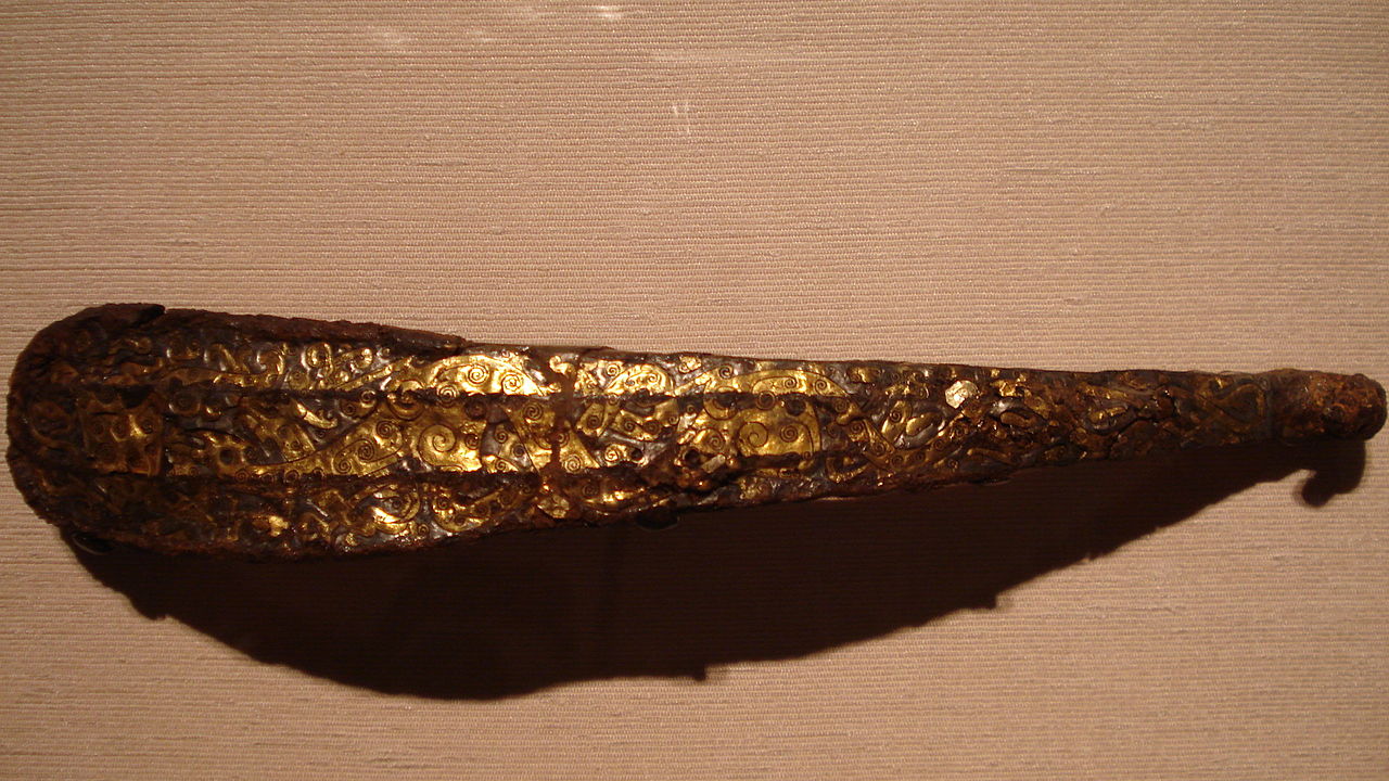1280px-Cast_iron_garment_hook_with_gold_and_silver_foil,_Eastern_Zhou_Dynasty.jpg