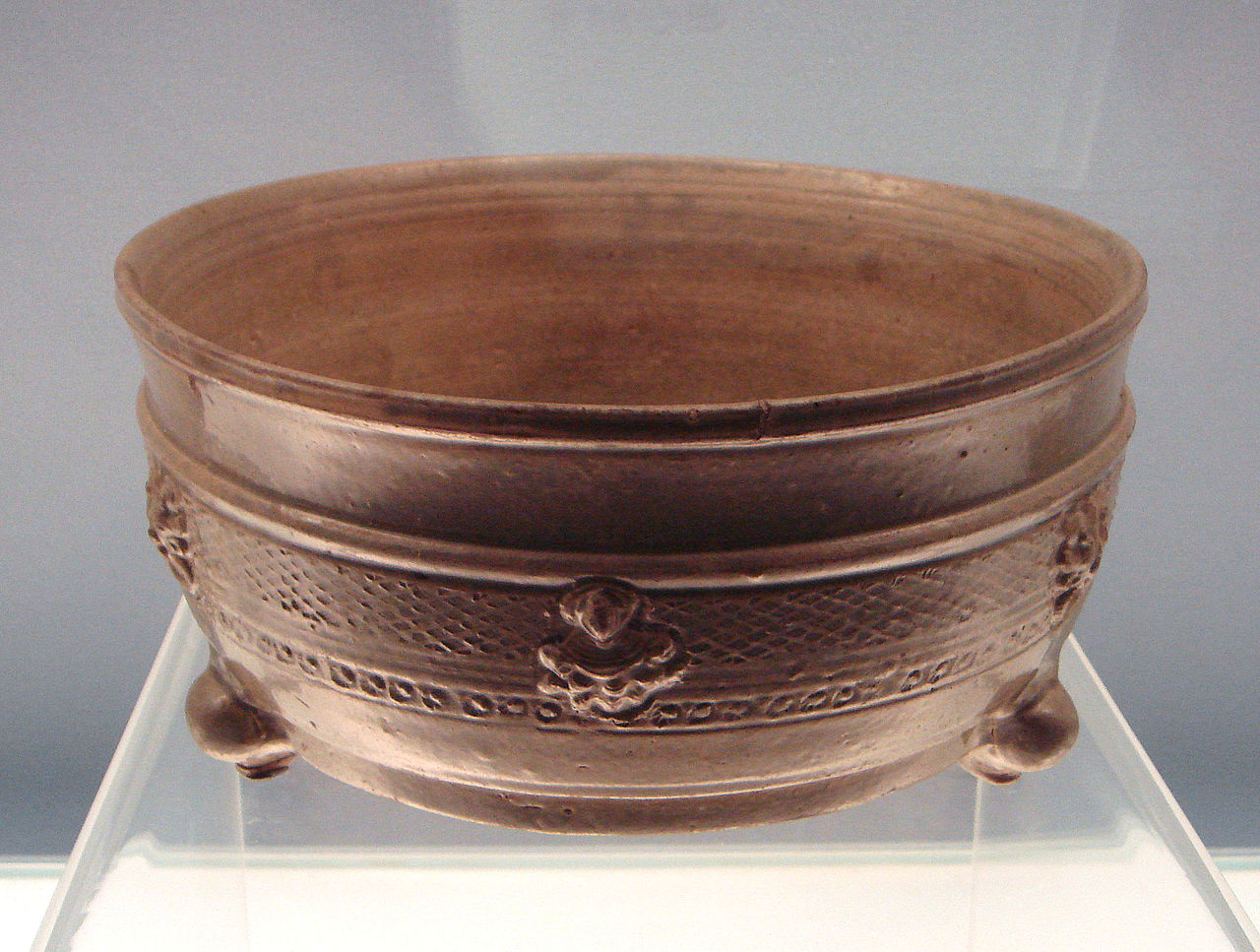 1280px-Celadon_Lian_bowl_with_Buddhist_figures_Western_Jin_265_317CE.jpg