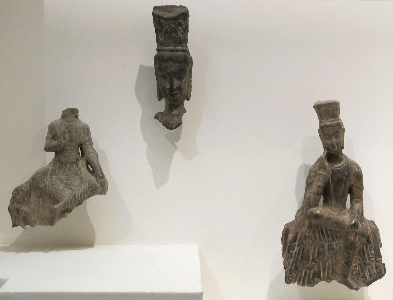 1280px-Cina_settentrionale,_statuette,_din._wei_del_nord.JPG