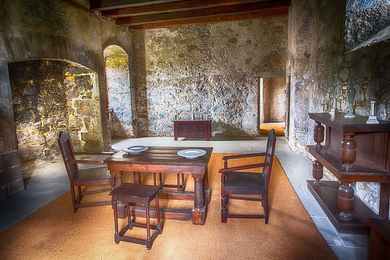 1280px-Claypotts_Castle_Interior.jpg