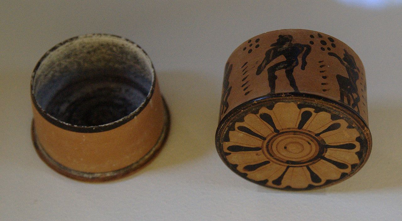 1280px-Corinthian_pyxis_6th_c._BC_Antikenmuseum_Basel_n2.jpg