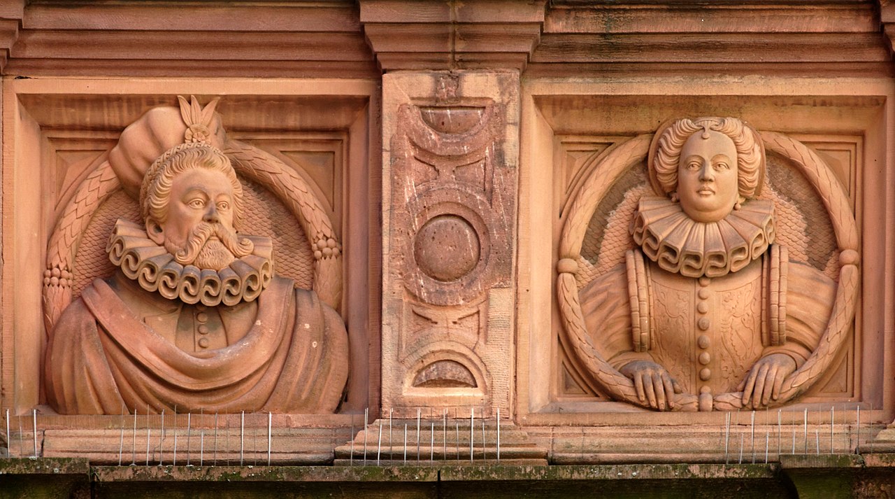 1280px-Das_älteste_noch_erhaltene_Haus_in_Heidelberg._03.jpg
