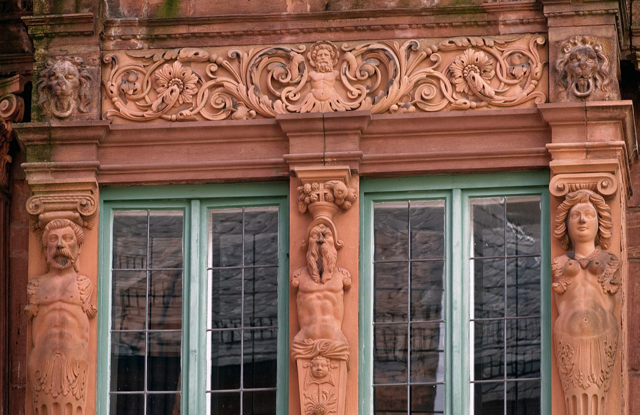 1280px-Das_älteste_noch_erhaltene_Haus_in_Heidelberg._11.jpg