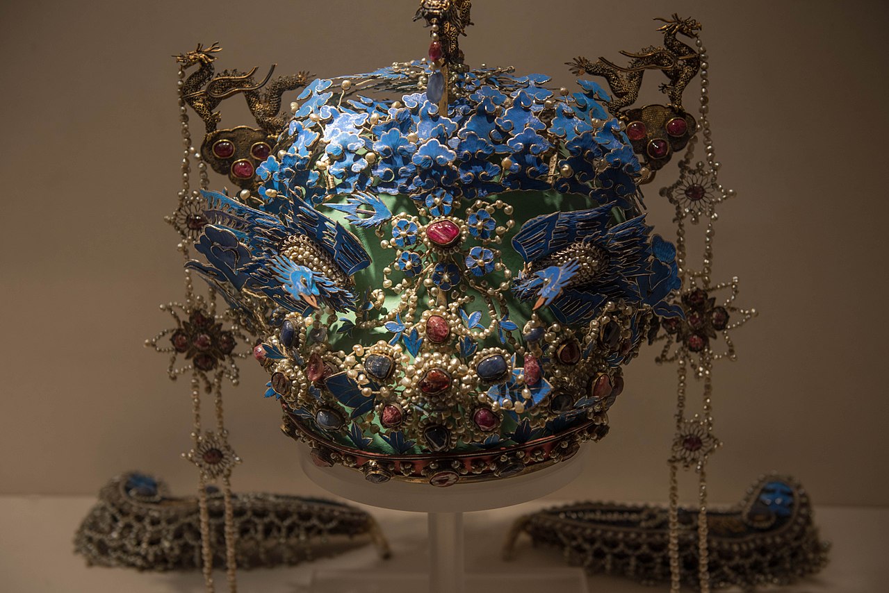 1280px-Empress_crown,_Palace_Museum,_2017-05-21_01.jpg