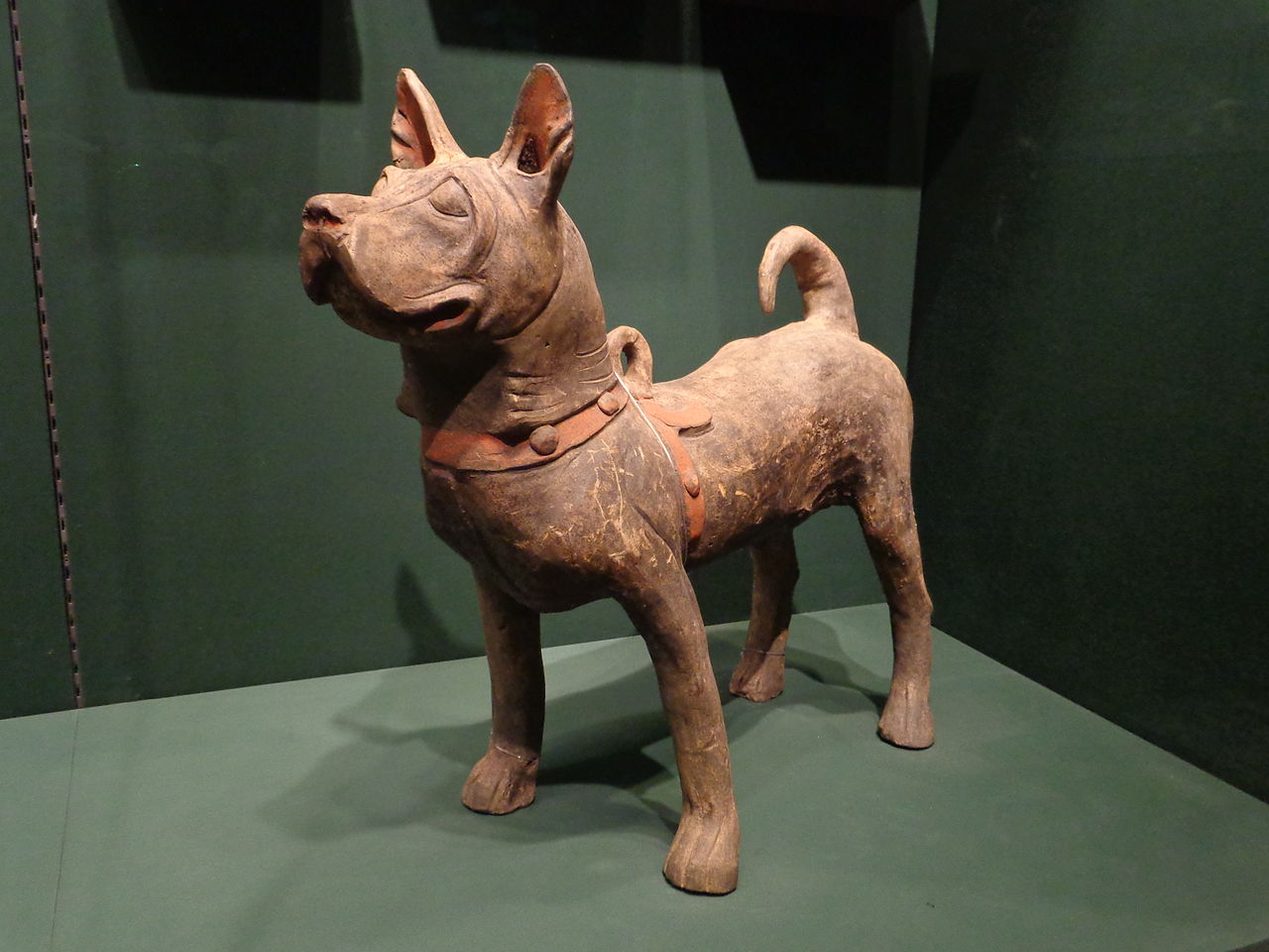 1280px-Escultura_perro_China_Han.JPG