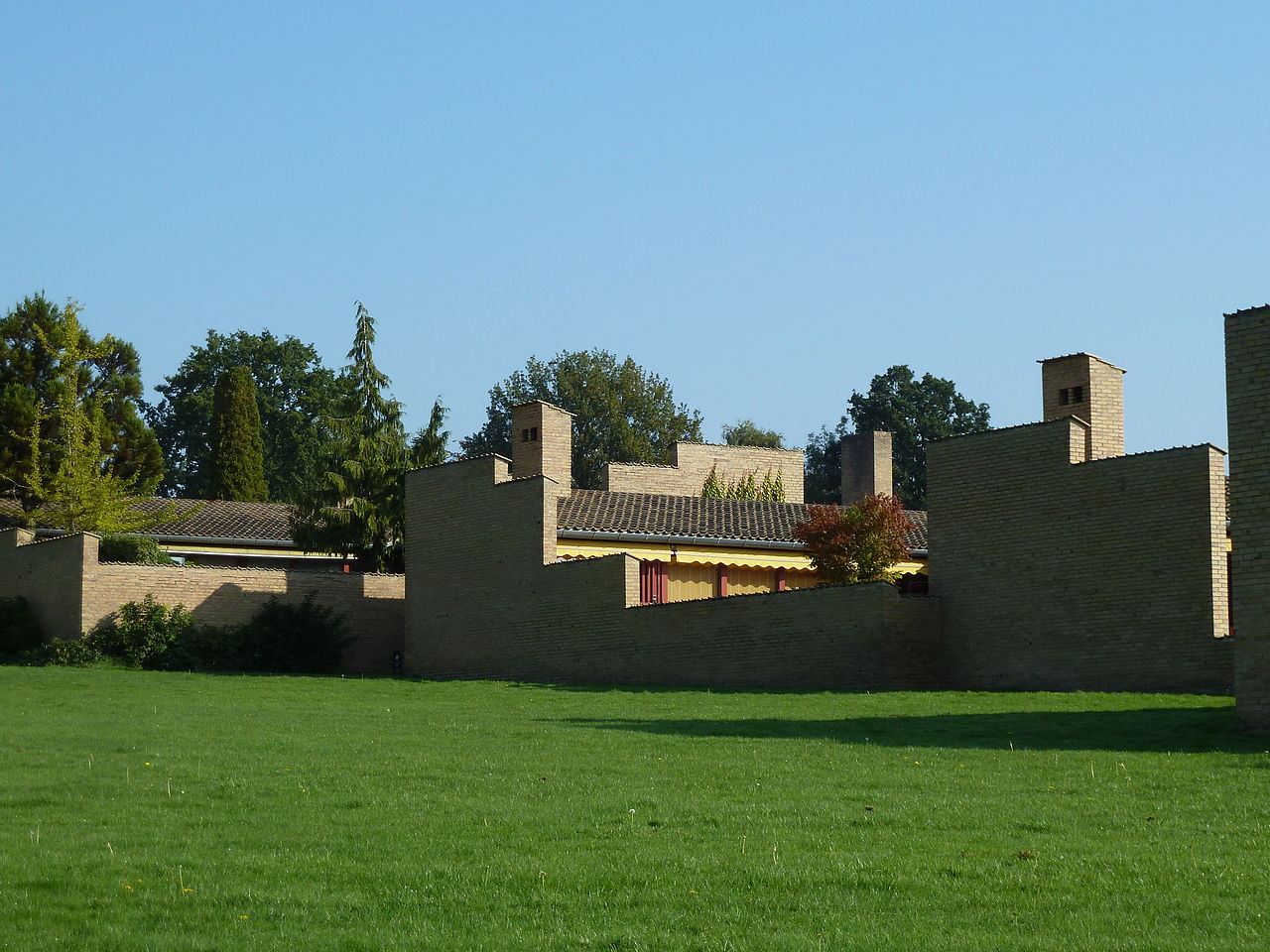 1280px-Fredensborg_Houses_1.jpg