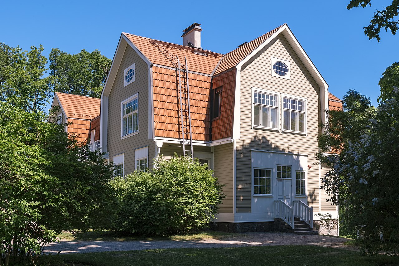 1280px-Håkansböle_manor_in_Vantaa_in_2018.jpg