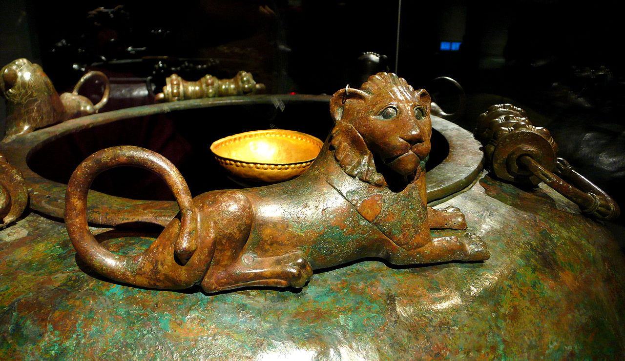 1280px-Hochdorf_bronze_container,_greek_lion,_detail.jpg