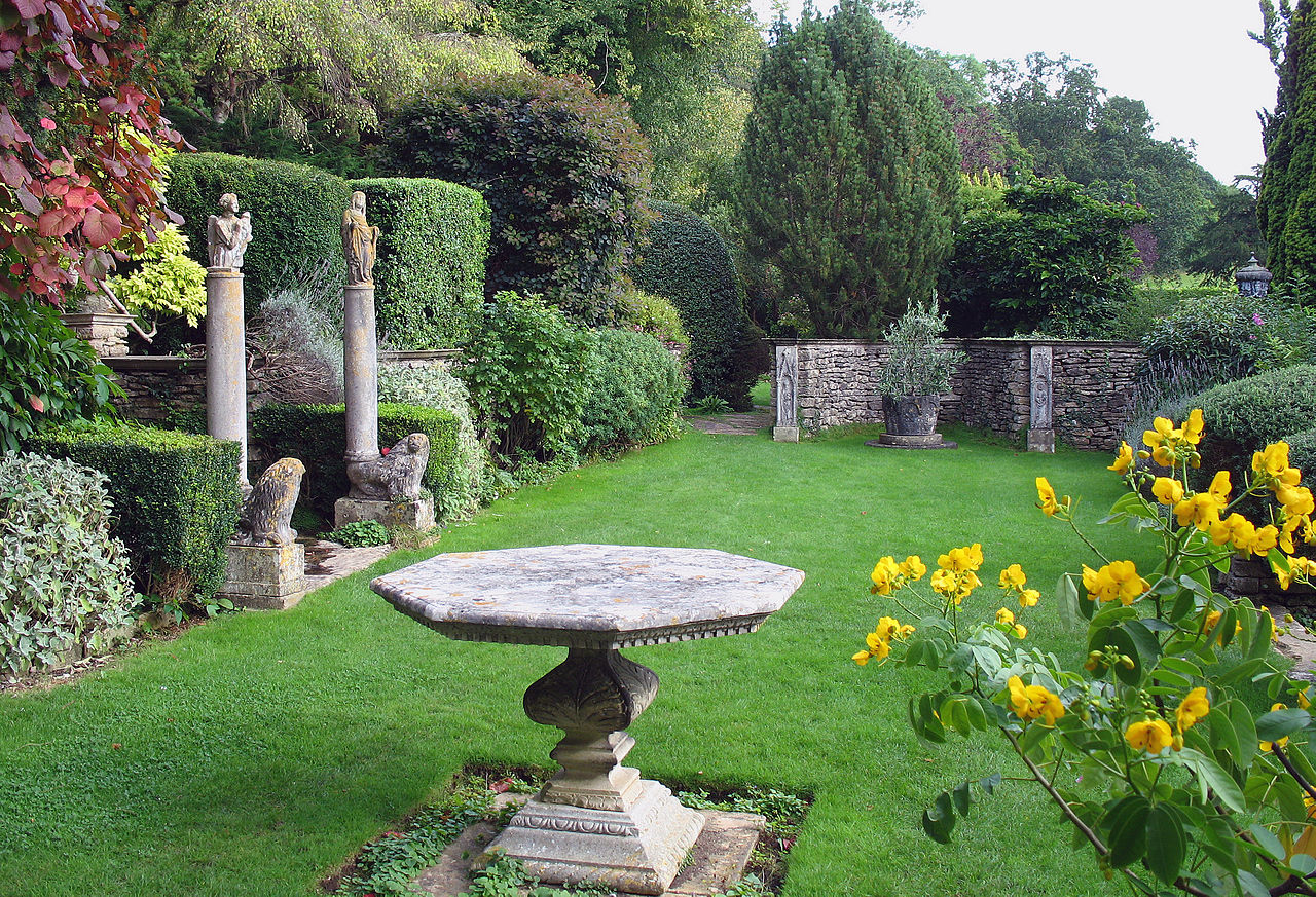 1280px-Iford_Manor_-_garden_01.jpg