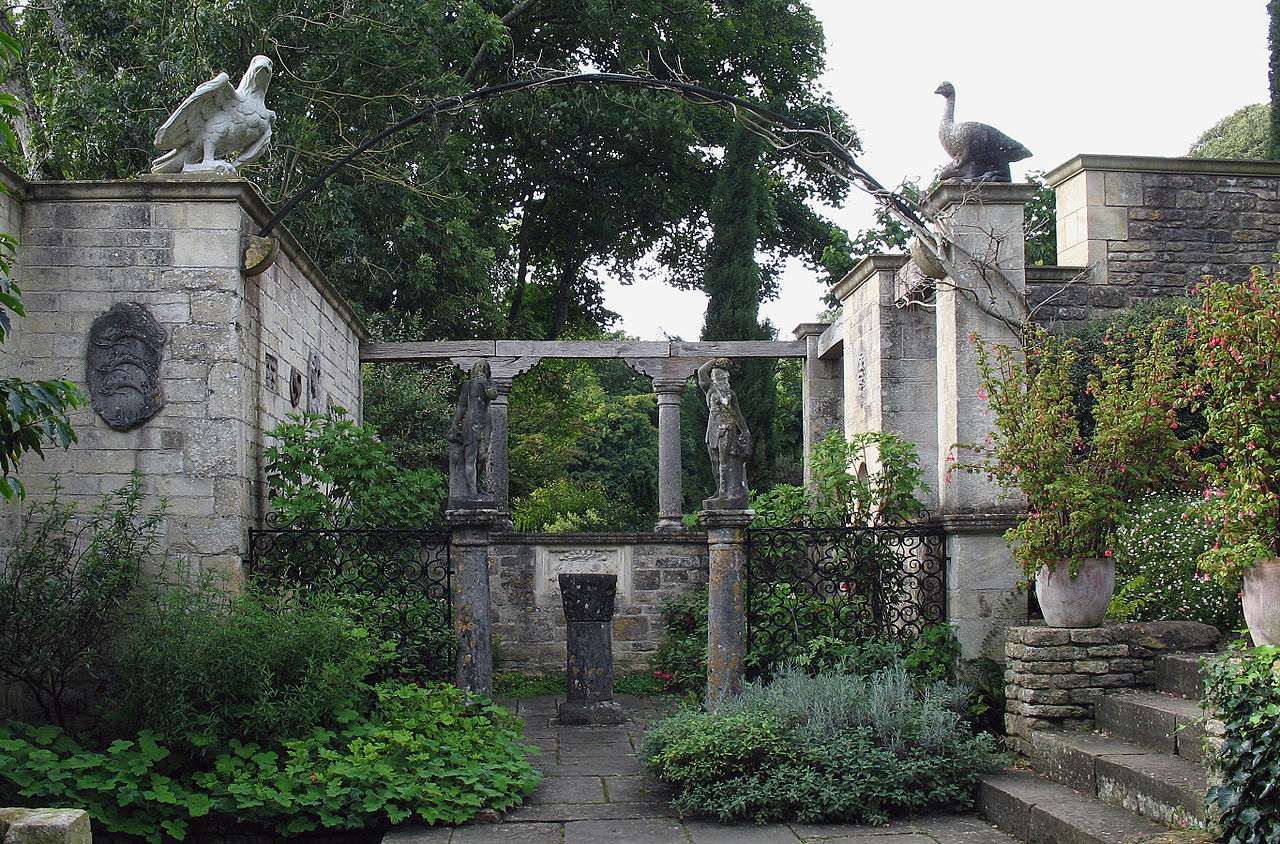 1280px-Iford_Manor_-_garden_03.jpg