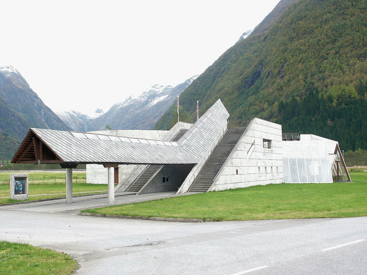 1280px-Isbremuseet.jpg