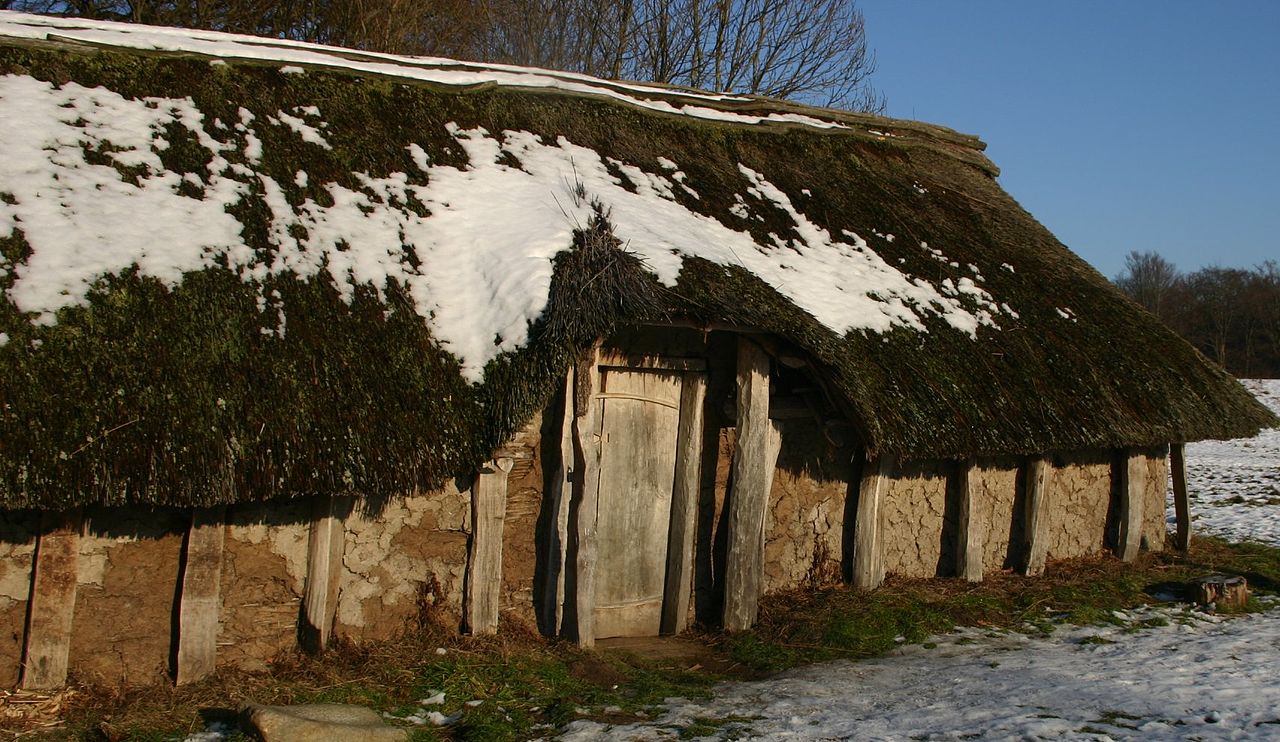 1280px-Jernalderhus.JPG