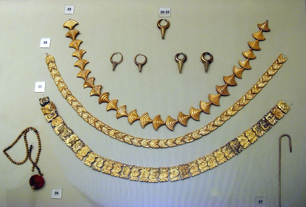 1280px-Jewellery_from_Ancient_Crete_Iraklio_Museum.jpg