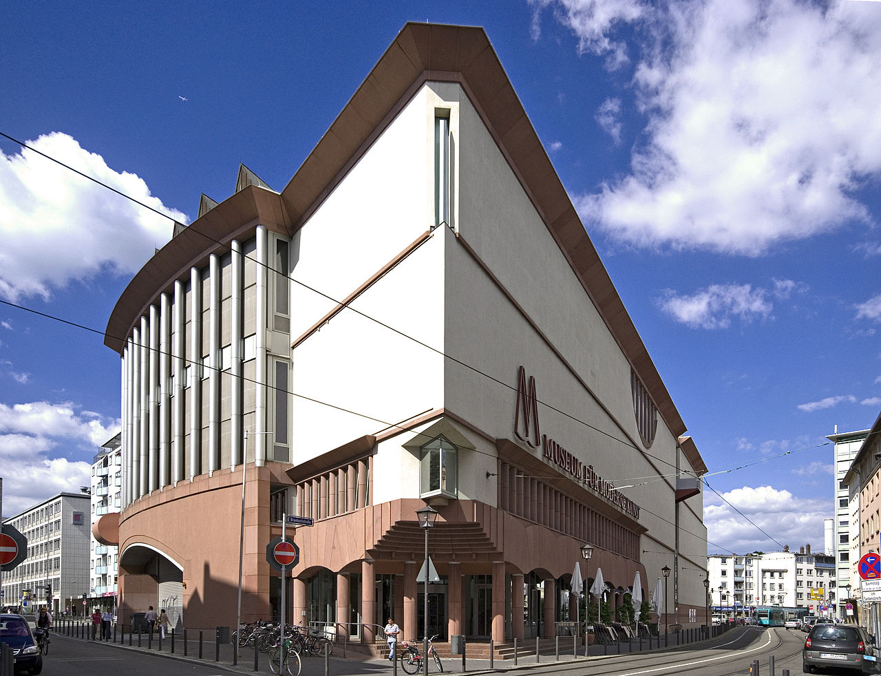 1280px-Museum_fuer_Moderne_Kunst_Portalseite.jpg