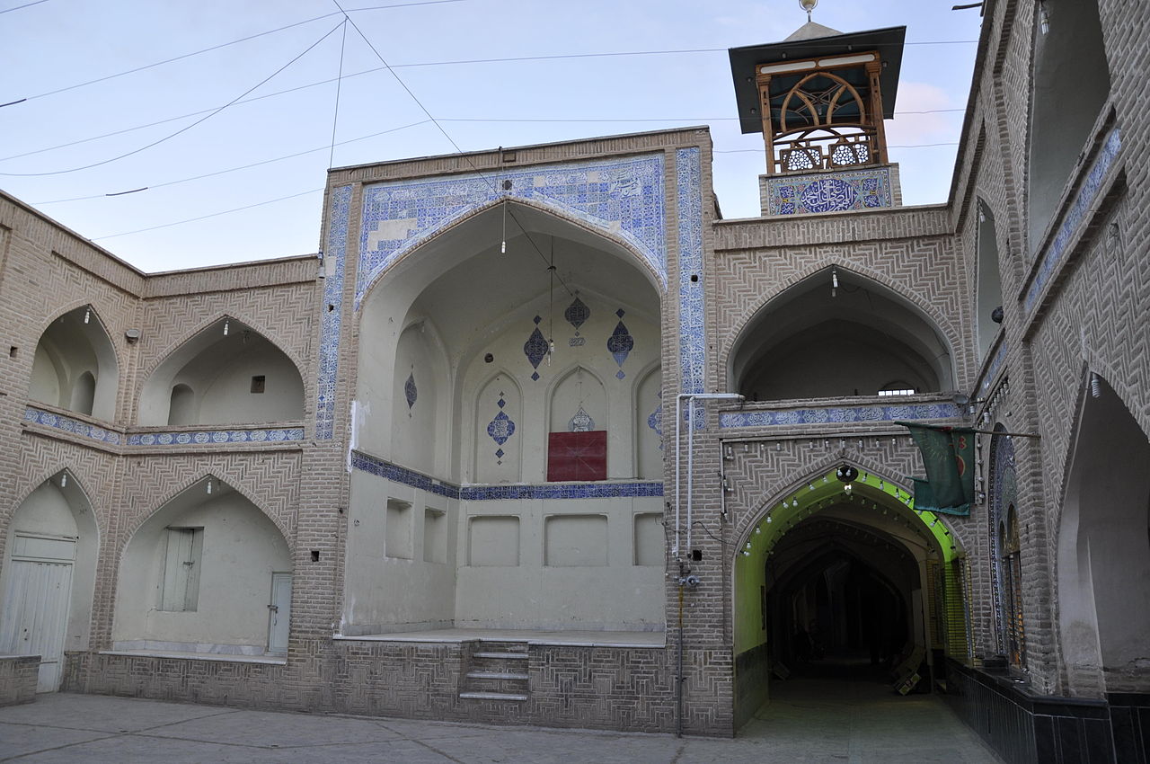 1280px-Na'in_40dokhtaran_neighborhood.jpg
