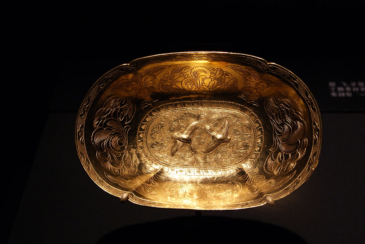 1280px-Oval_lobed_gold_bowl_from_the_Belitung_shipwreck,_.jpg