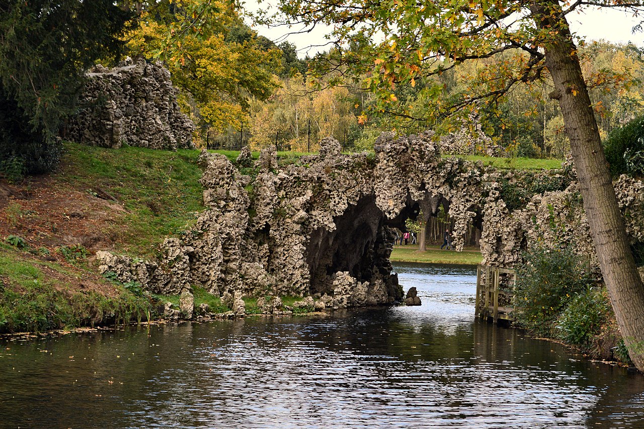 1280px-Painshill_Park_Crystal_Grotto_arch.jpg