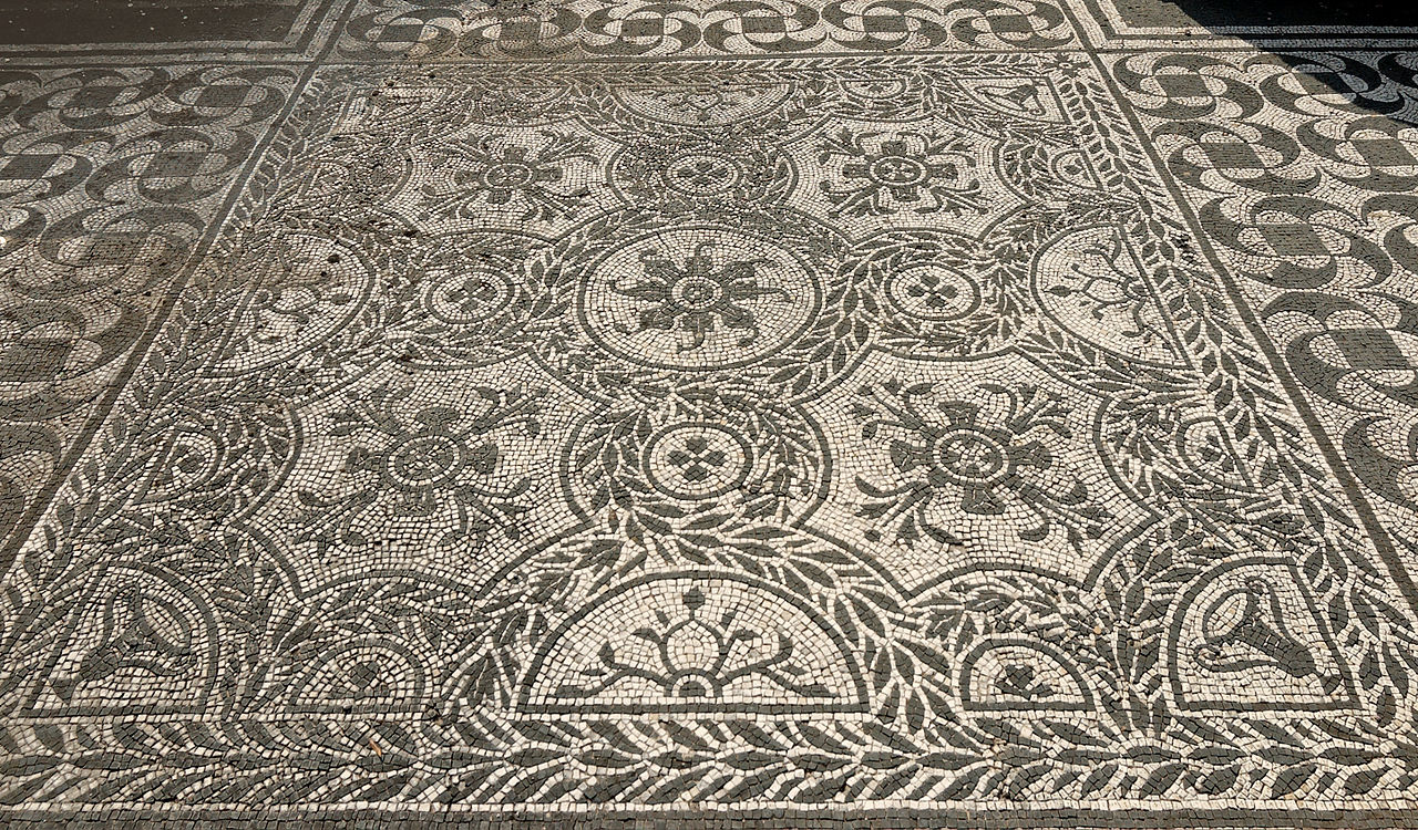 1280px-Pavement_Hospitalia_Villa_Hadriana_cropped_without_shadow.jpg