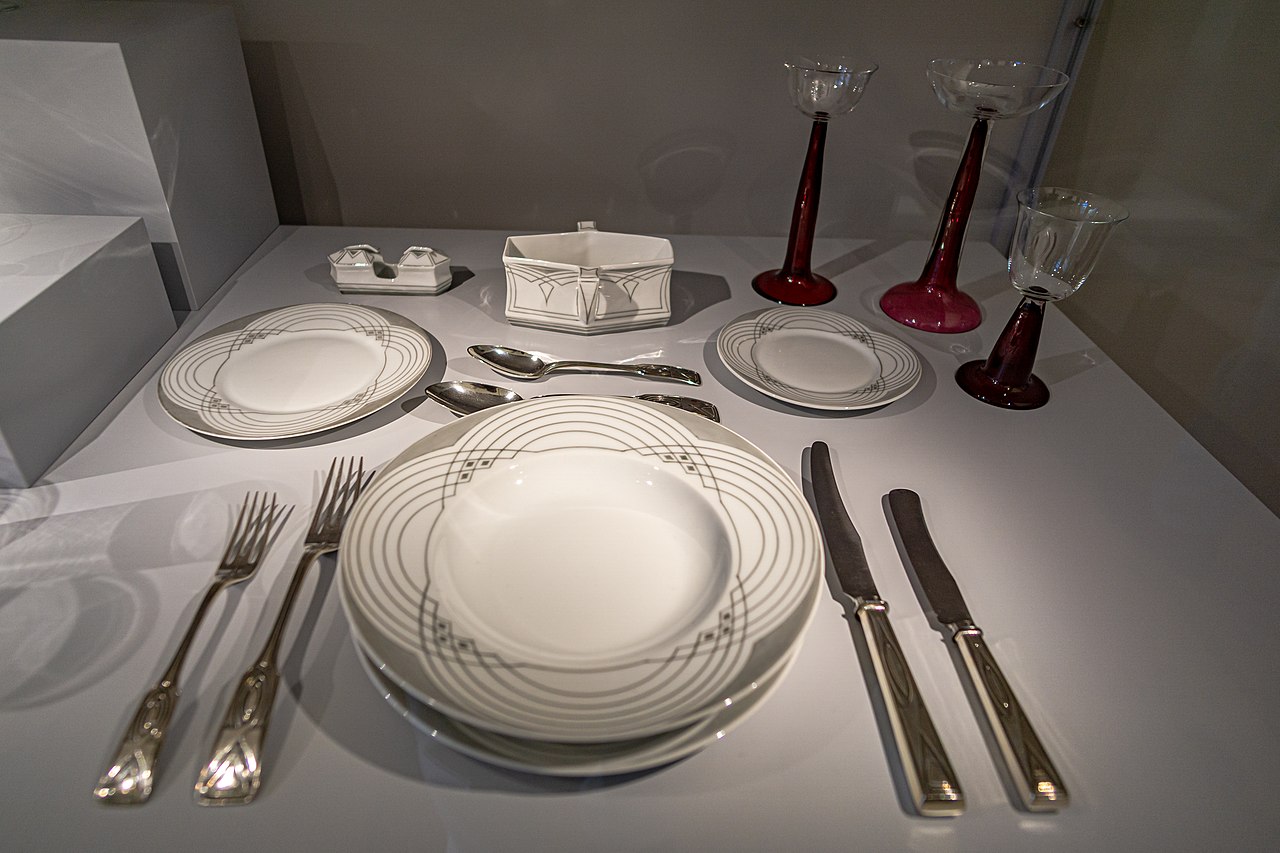 1280px-Peter_Behrens-Bauscher-Tafelservice_DSC8910.jpg