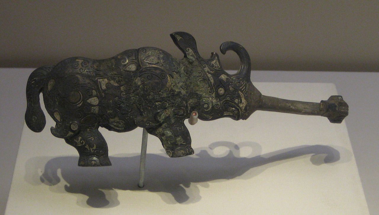1280px-Rhinoceros_bronze_belt_hook.jpg