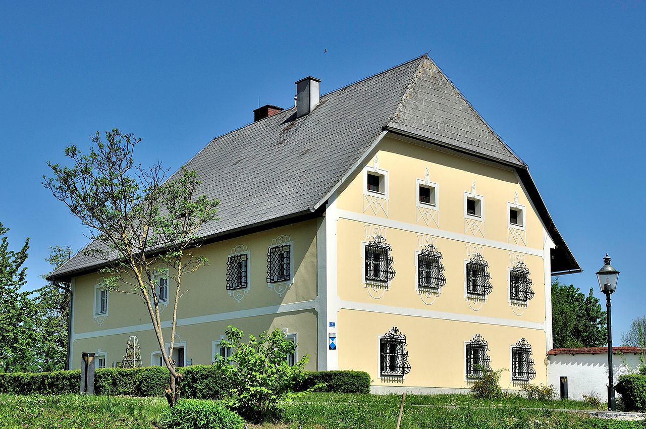 1280px-Schleißheim_Pfarrhof.jpg
