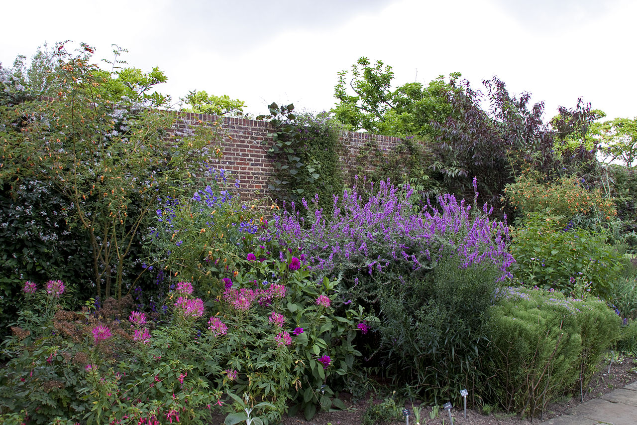 1280px-Sissinghurst_Gardens_9_(4907349737).jpg