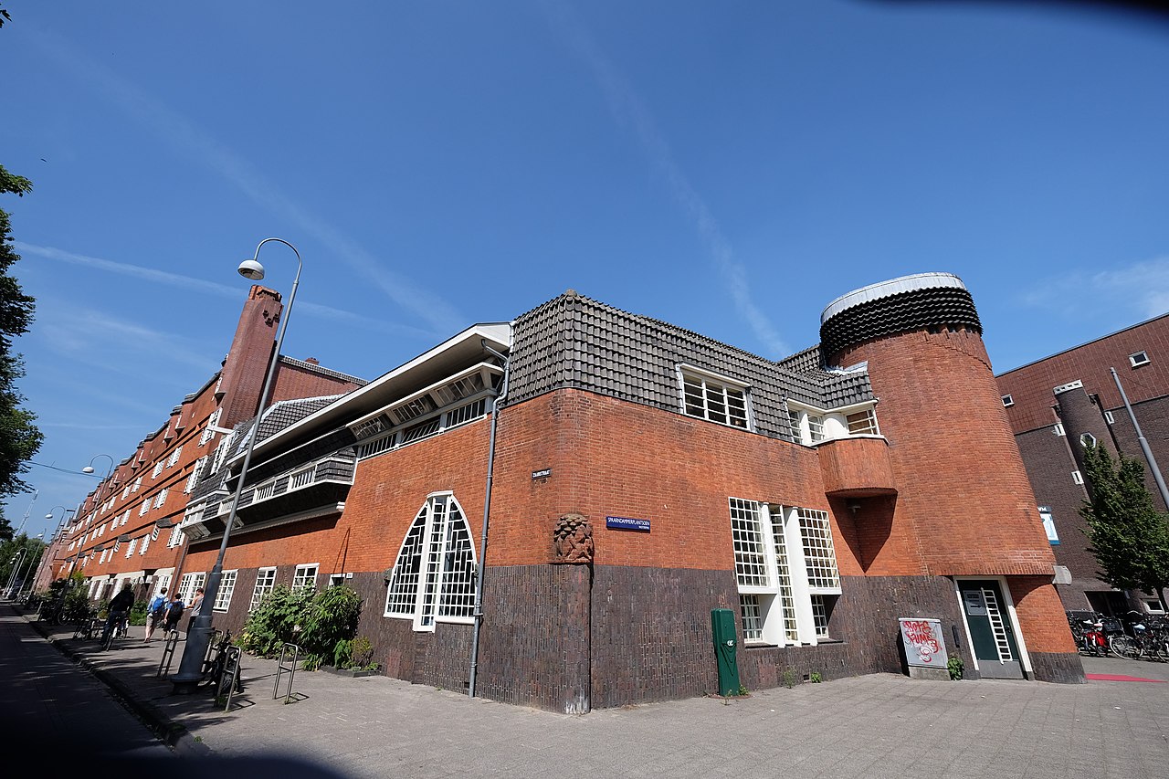 1280px-Spaarndammer_en_Zeeheldenbuurt,_Amsterdam,_Netherlands_-_panoramio_(14).jpg