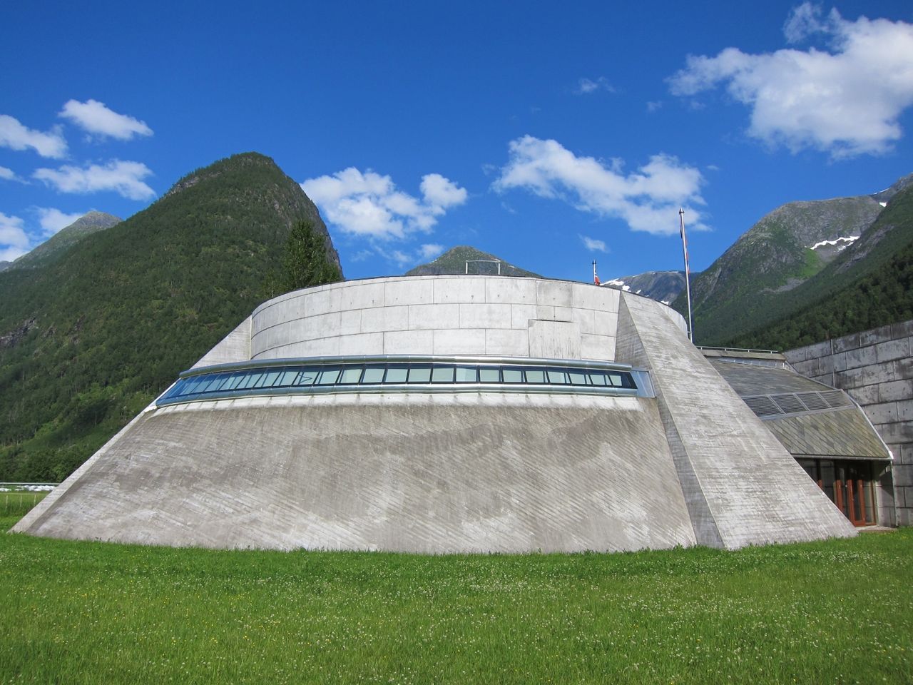 1280px-The_Norwegian_Glacier_Museum_09.jpg
