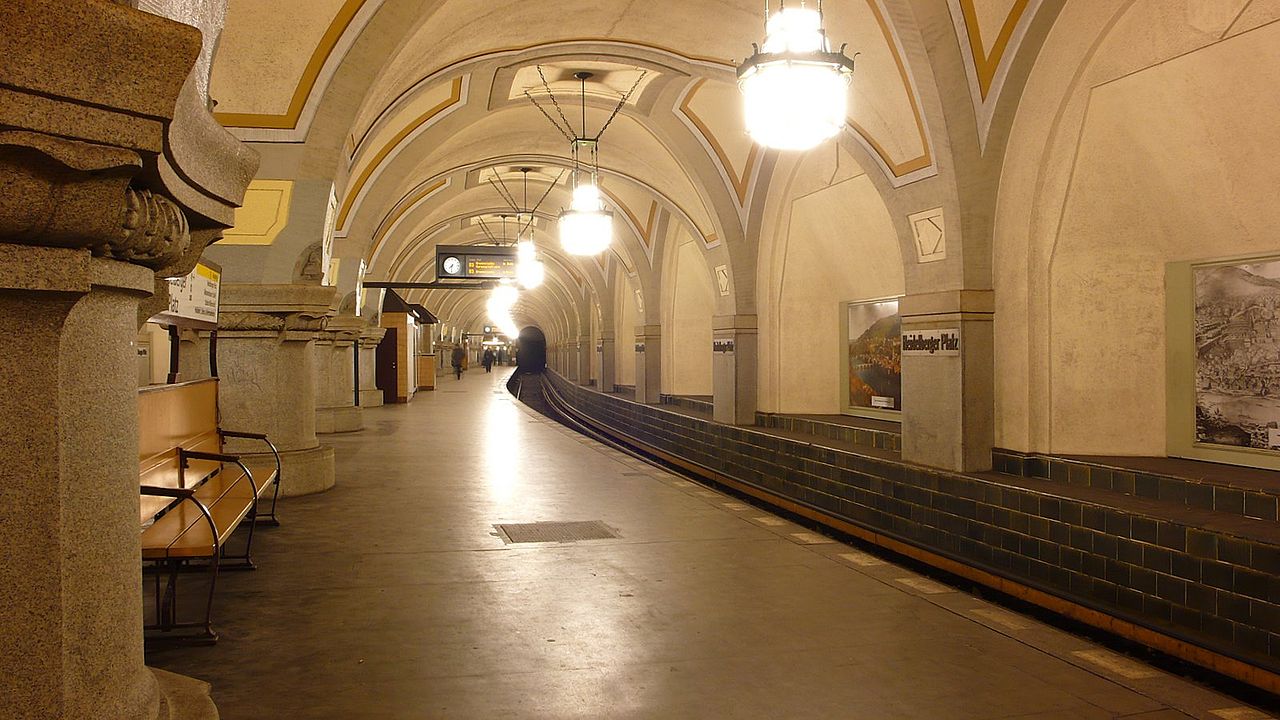 13 1280px-UBahnhf-Heidelbergerplatz.jpg