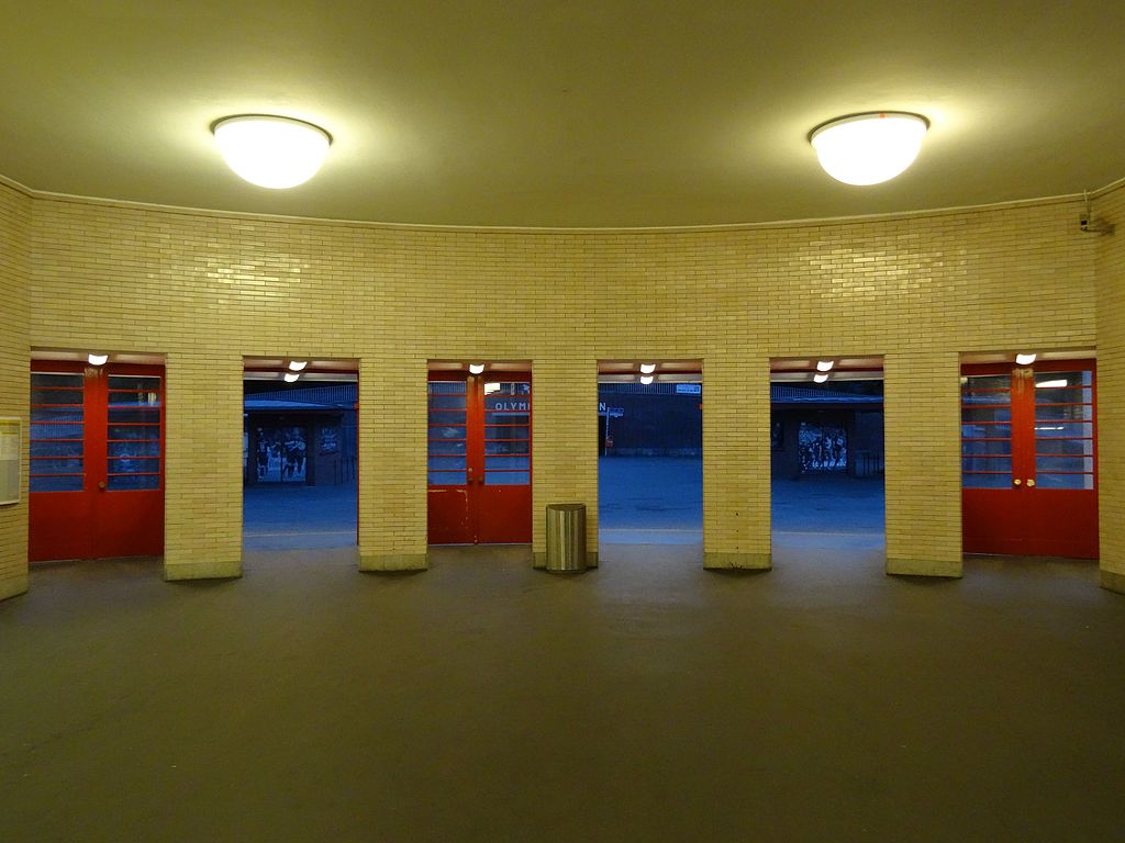 13 Berlin_-_U-Bahnhof_Olympia-Stadion_(20648589444).jpg